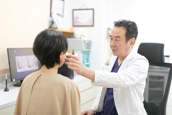 西千葉にある自由が丘クリニックソフィアの医師によるカウンセリングの様子