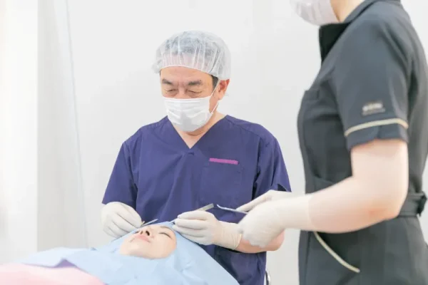 西千葉にある自由が丘クリニックソフィアの医師による二重まぶた切開法の手術風景