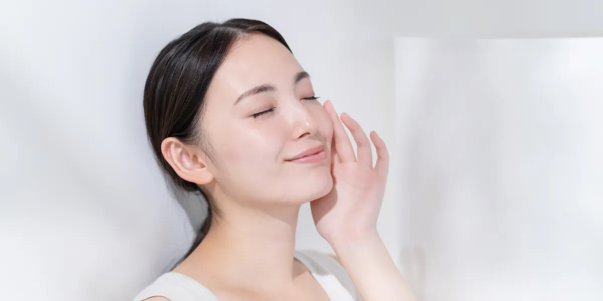 綺麗な肌・眉毛の女性