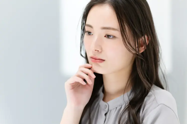 髪のボリュームに悩む女性