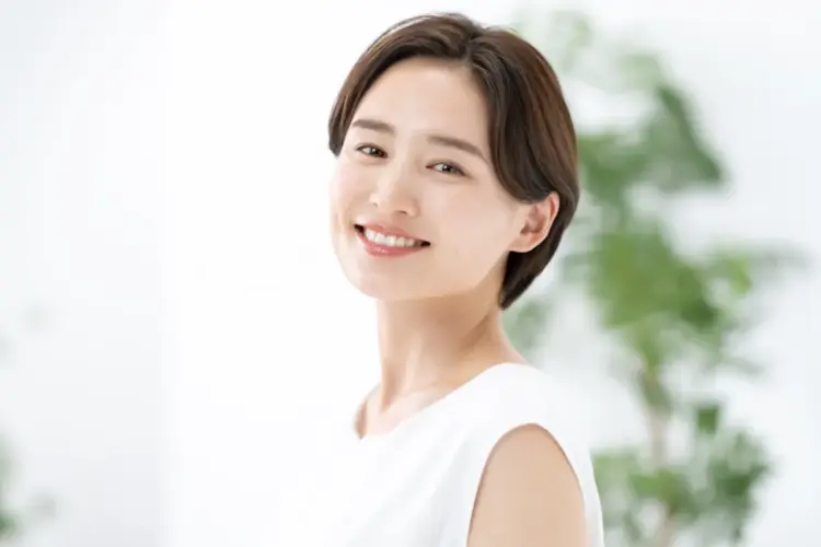 日差しを浴びている女性