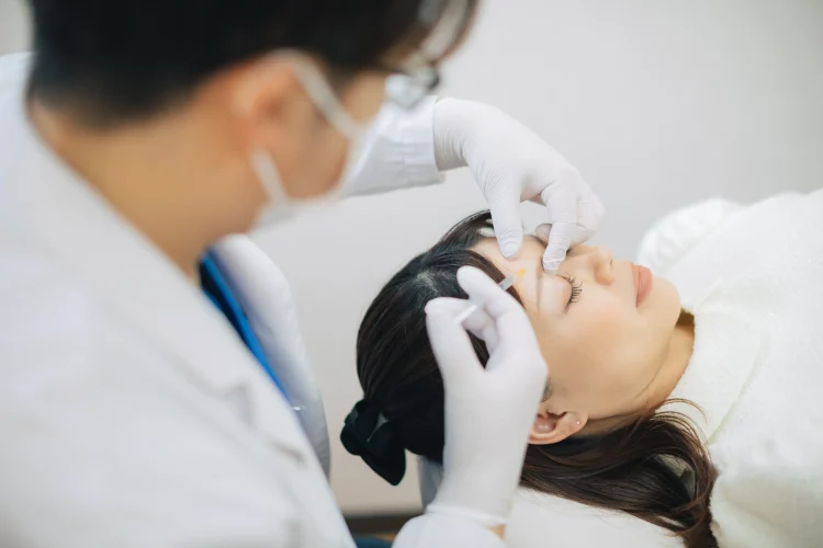 西千葉にある自由が丘クリニックソフィアの医師によるボトックス注射の注入風景