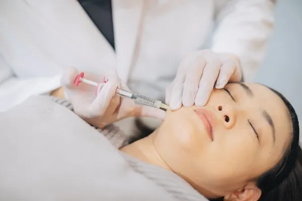 西千葉にある自由が丘クリニックソフィアの医師によるエラボトックスの治療風景