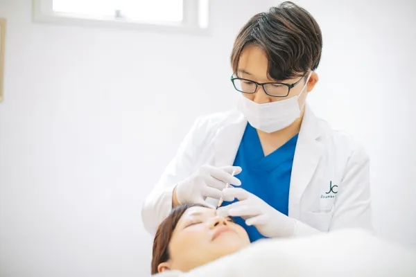 西千葉にある自由が丘クリニックソフィアの医師によるボトックス注射の注入風景