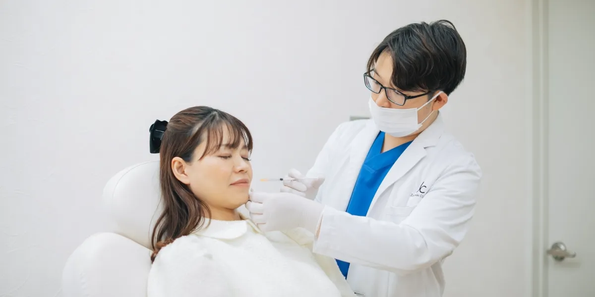 西千葉にある自由が丘クリニックソフィアの医師によるNCTF 135 HA注射の施術風景