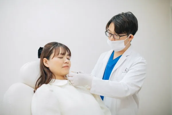 西千葉にある自由が丘クリニックソフィアの医師によるエラボトックスの治療風景