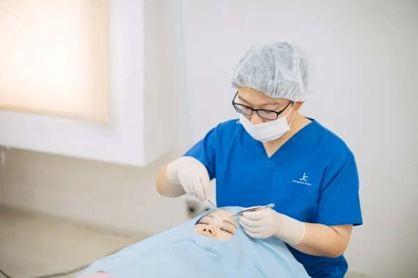 西千葉にある自由が丘クリニックソフィアの医師による二重まぶた埋没法の手術風景