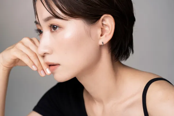 肌にハリがある女性