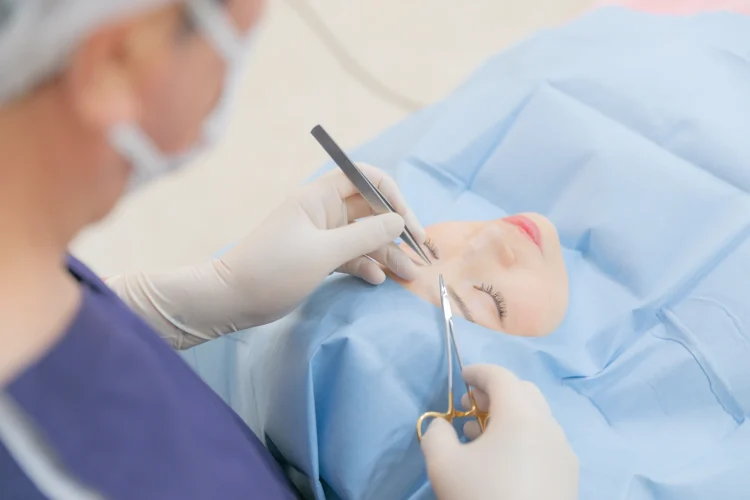 西千葉にある自由が丘クリニックソフィアの医師による上まぶた・目の上のたるみ取りの治療風景