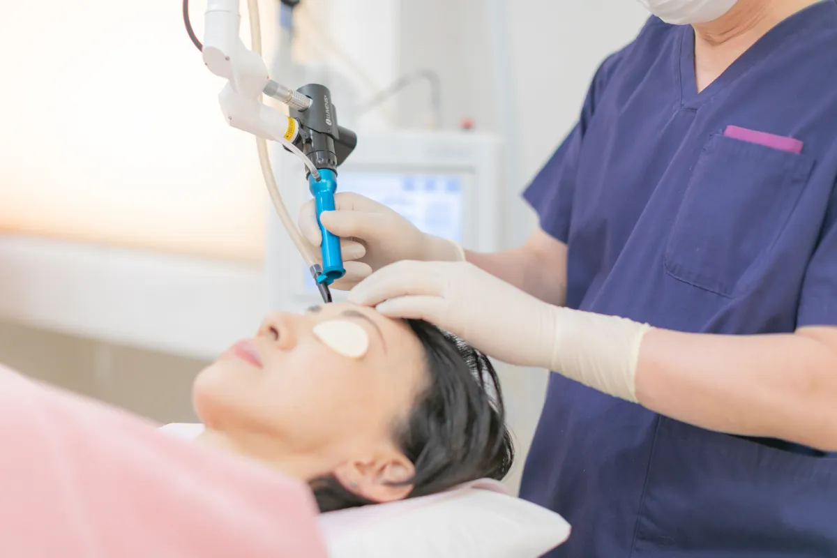 炭酸ガスレーザーでの治療風景