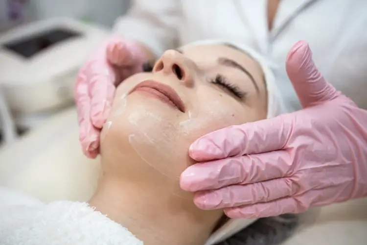 マッサージピールの施術風景