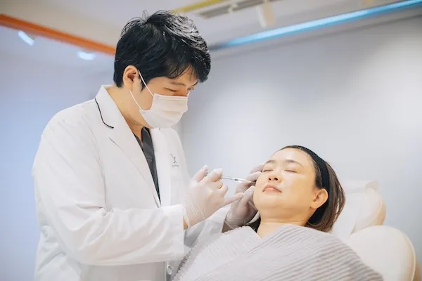 西千葉にある自由が丘クリニックソフィアの医師による高濃度W-PRP療法の治療風景