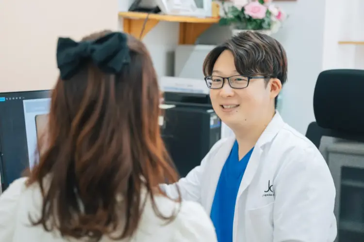 肌の様子をみている様子