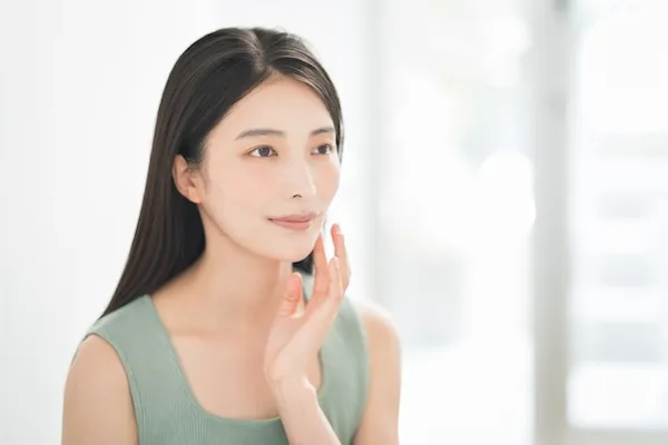 自身の顔を確認する女性