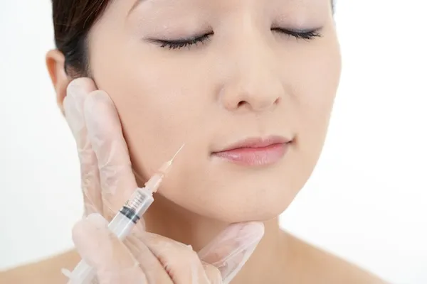 注射を受ける女性