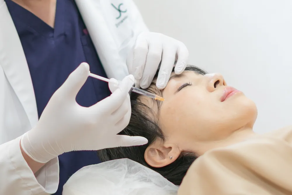 西千葉にある自由が丘クリニックソフィアの医師によるボトックス多汗症治療の治療風景