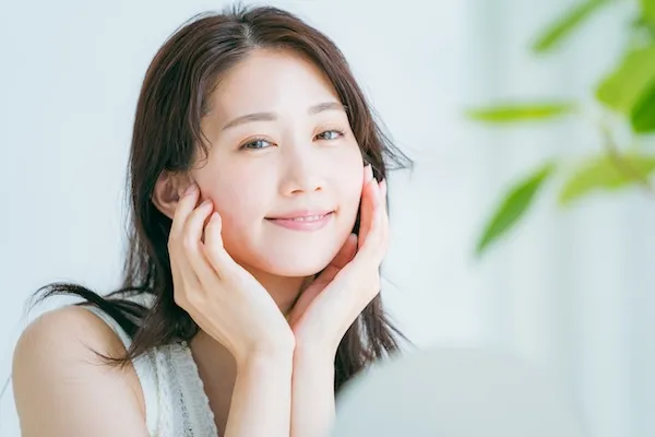 笑顔の若い女性