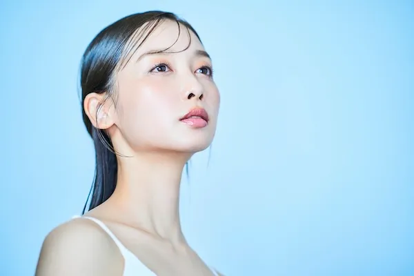 潤った肌を持つ女性