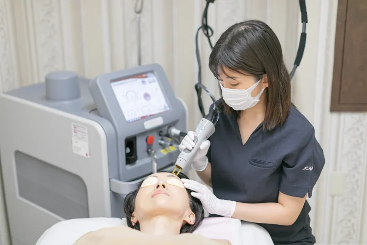 院で施術している様子