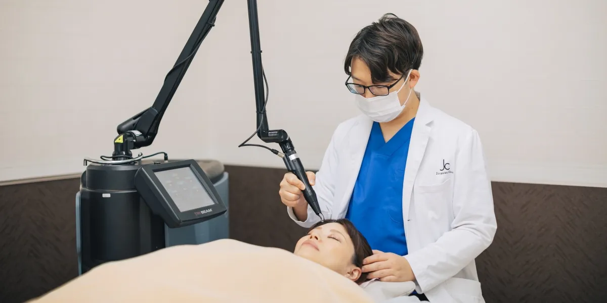 西千葉にある自由が丘クリニックソフィアの医師による炭酸ガスレーザーをしている様子