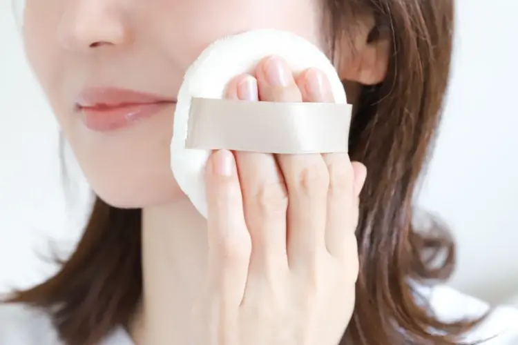 メイクしている女性