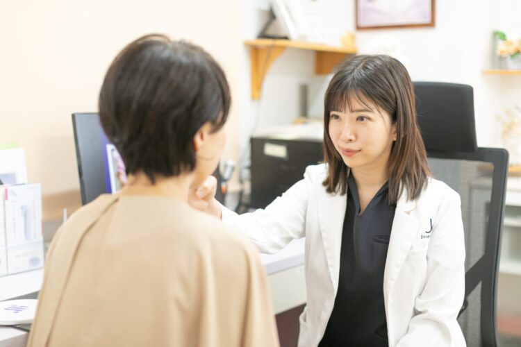 肌の調子をみる様子