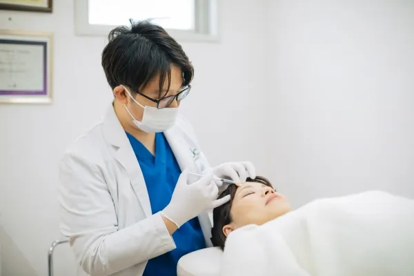 西千葉にある自由が丘クリニックソフィアの医師によるプルリアルデンシフィアシリーズの治療風景