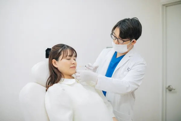 西千葉にある自由が丘クリニックソフィアの医師によるリッチPLトピックの治療風景