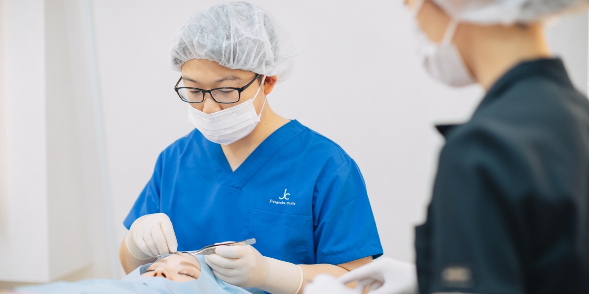 西千葉にある自由が丘クリニックソフィアの医師によるショッピングリフトの治療風景