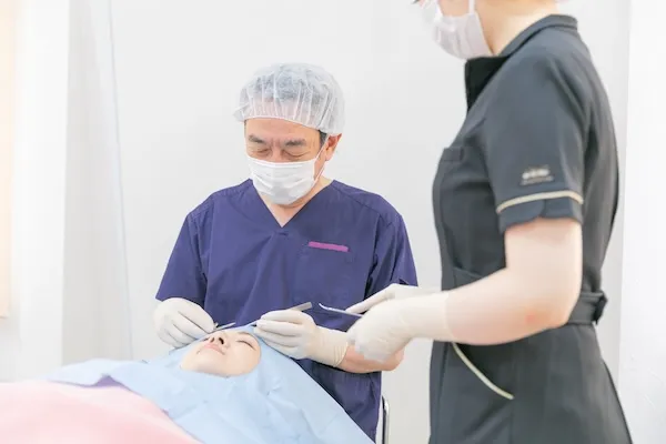 西千葉にある自由が丘クリニックソフィアの医師による糸リフトの治療風景