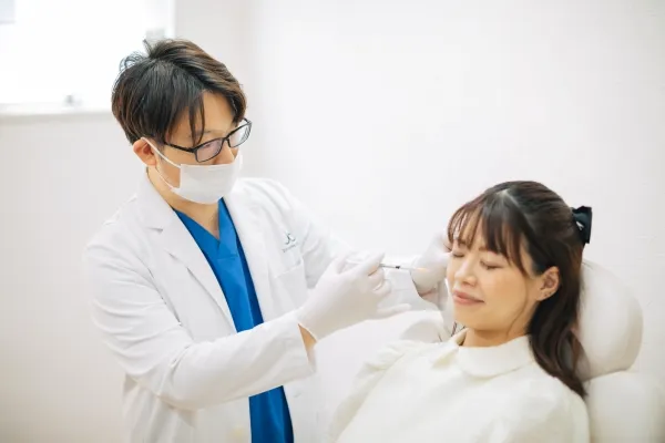 西千葉にある自由が丘クリニックソフィアの医師によるジュビダームビスタ®︎ボライトXCの治療風景