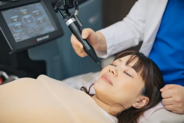 西千葉にある自由が丘クリニックソフィアの医師によるレーザータイト二ングの施術