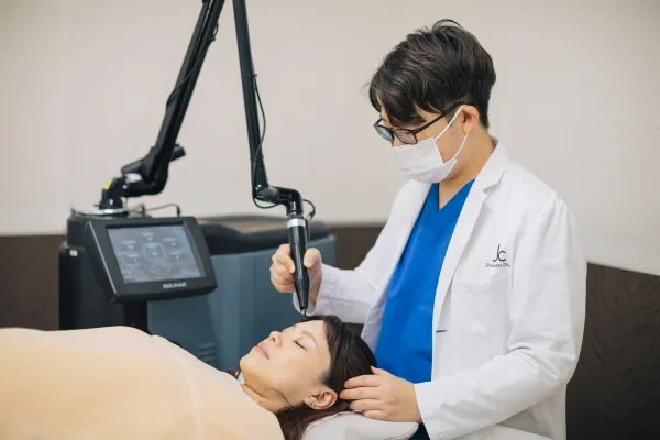 西千葉にある自由が丘クリニックソフィアの医師によレーザータイト二ングの施術