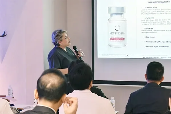 Dr.フェリアルによる講演画像