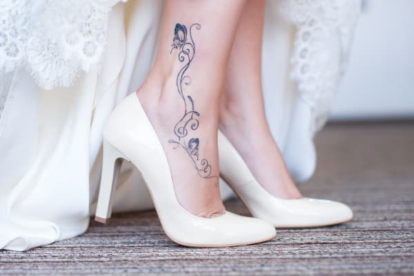 タトゥーが入った足の写真